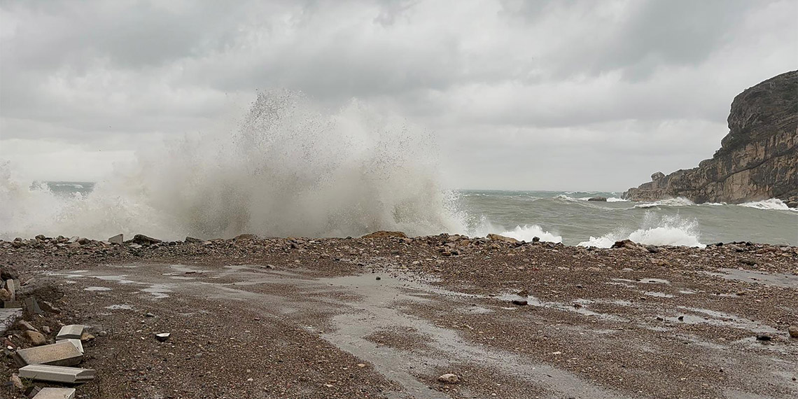 İstanbul Valiliği'nden fırtına açıklaması; Açıklamada fırtınanın 26 Kasım Pazar gecesi etkisini yitirmesinin beklendiği vurgulandı.