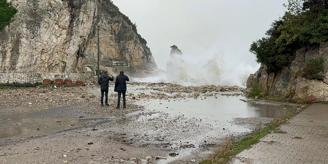 Amasra'da fırtına; tekneler limana çekildi