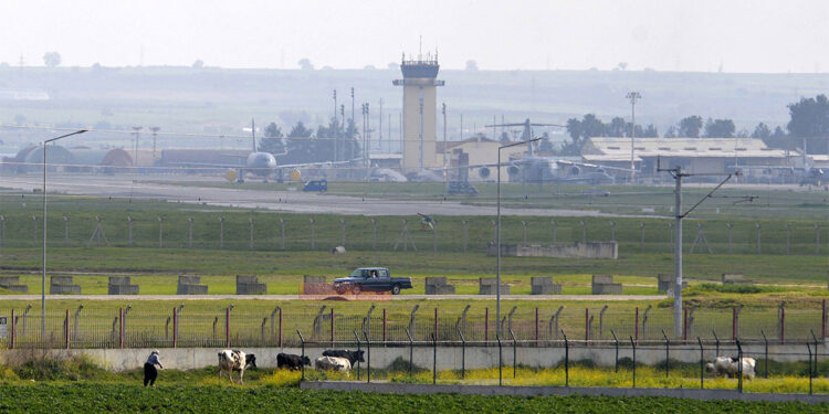 ABD'nin bombardıman uçakları İncirlik Hava Üssü'ne geldi