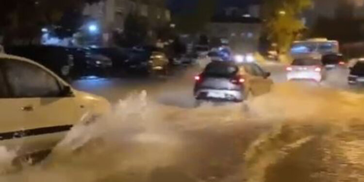 Ankara'da etkili olan sağanak ulaşımı etkiledi