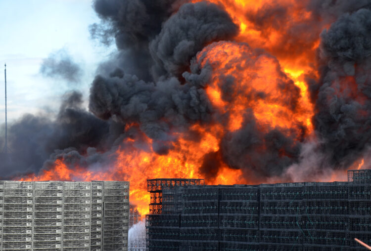 Plastik kasa üretimi yapılan fabrika kül oldu