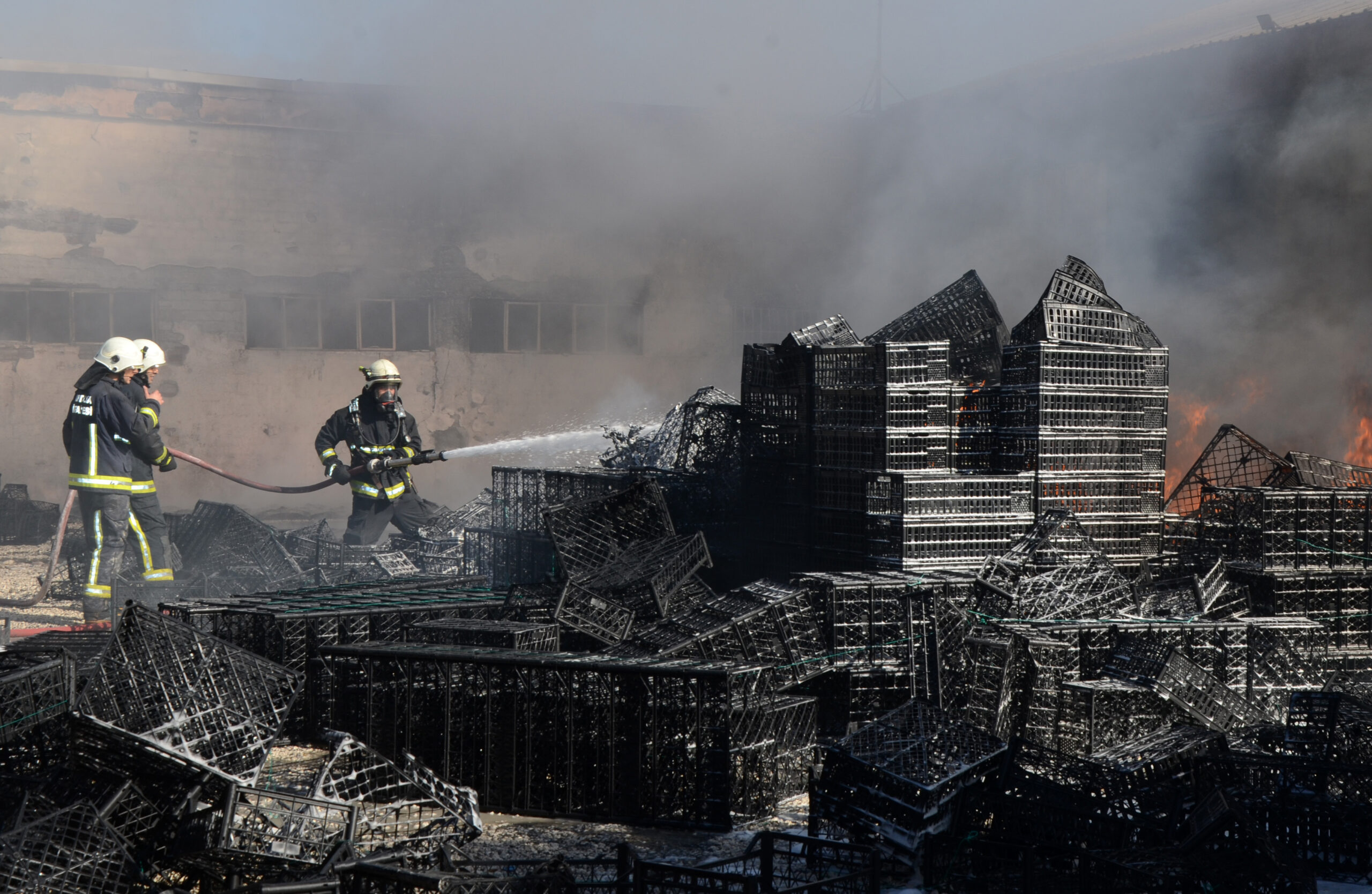 Antalya'da plastik kasa üretimi yapılan fabrikada çıkan yangında yüzlerce kasa yandı. 1 saatte kontrol altına alınan yangında, itfaiye erleri de zor anlar yaşadı.