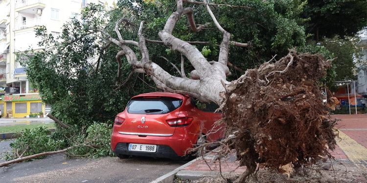 Antalya'da şiddetli yağış, dolu ve fırtına