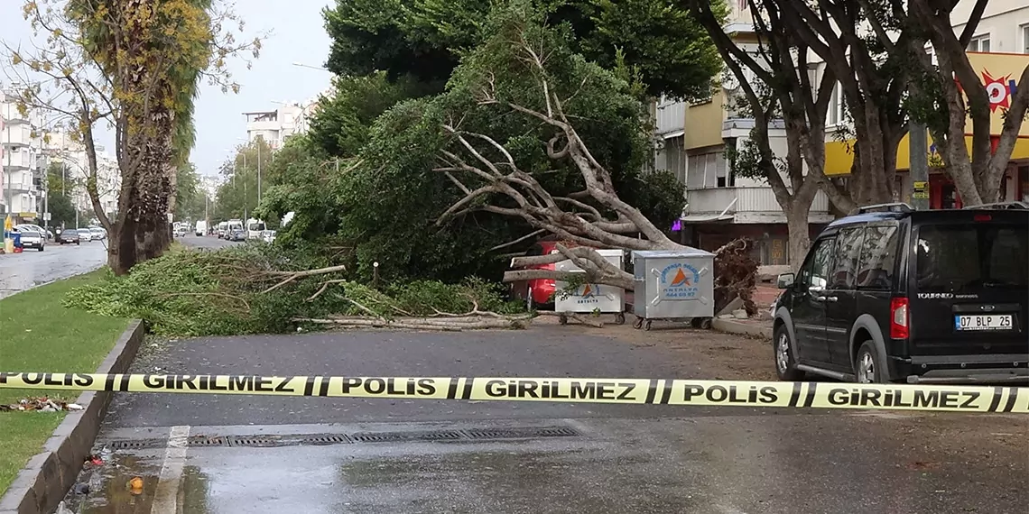 Antalya'da şiddetli yağış, dolu ve fırtına