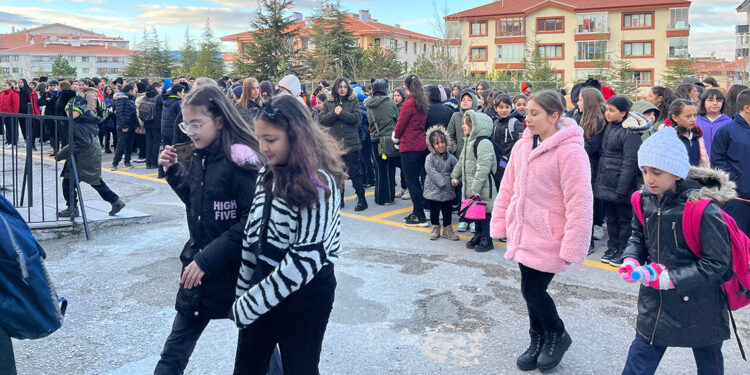 İlk ara tatili bitti; öğrenciler dersbaşı yaptı