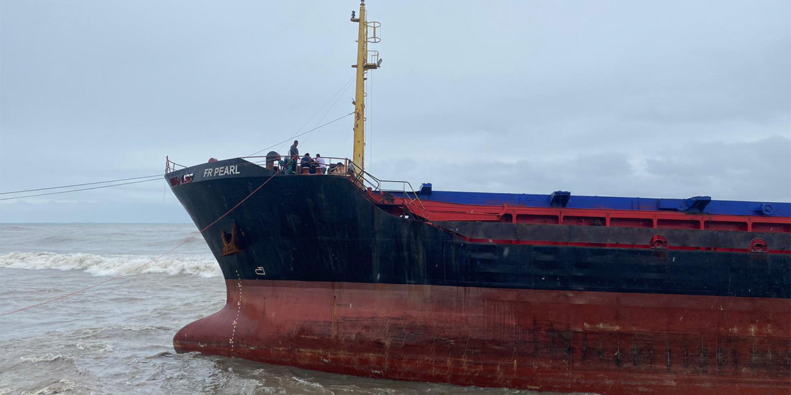 Artvin'de fırtınada kuru yük gemisi sürüklendiği kıyıda karaya oturdu. Gemi için kurtarma çalışması başlatıldı.