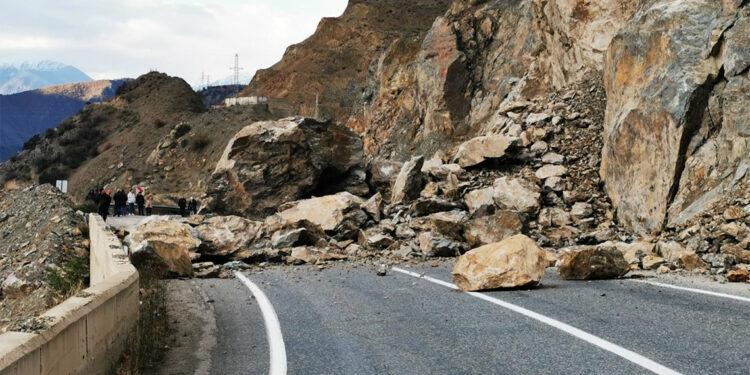 Artvin'de heyelan; yamaçtan kopan taş parçaları tehlike yarattı