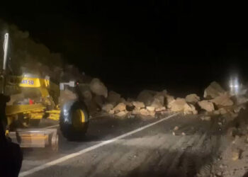 Artvin'de heyelan; kayalar kara yoluna düştü