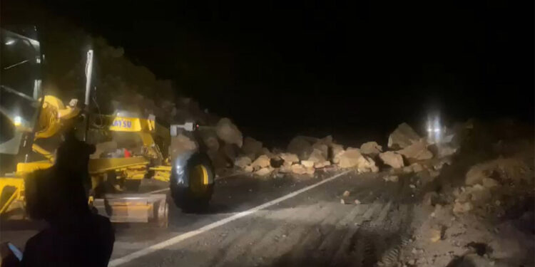 Artvin'de heyelan; kayalar kara yoluna düştü