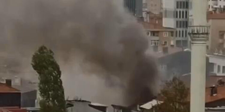 Ataşehir'de geri dönüşüm deposunda yangın