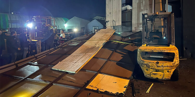 Ataşehir'de şiddetli rüzgar; fabrikanın dış cephesi uçtu