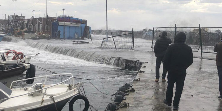 Dalgalar Ambarlı Balıkçı Limanı'nda mendireği aştı
