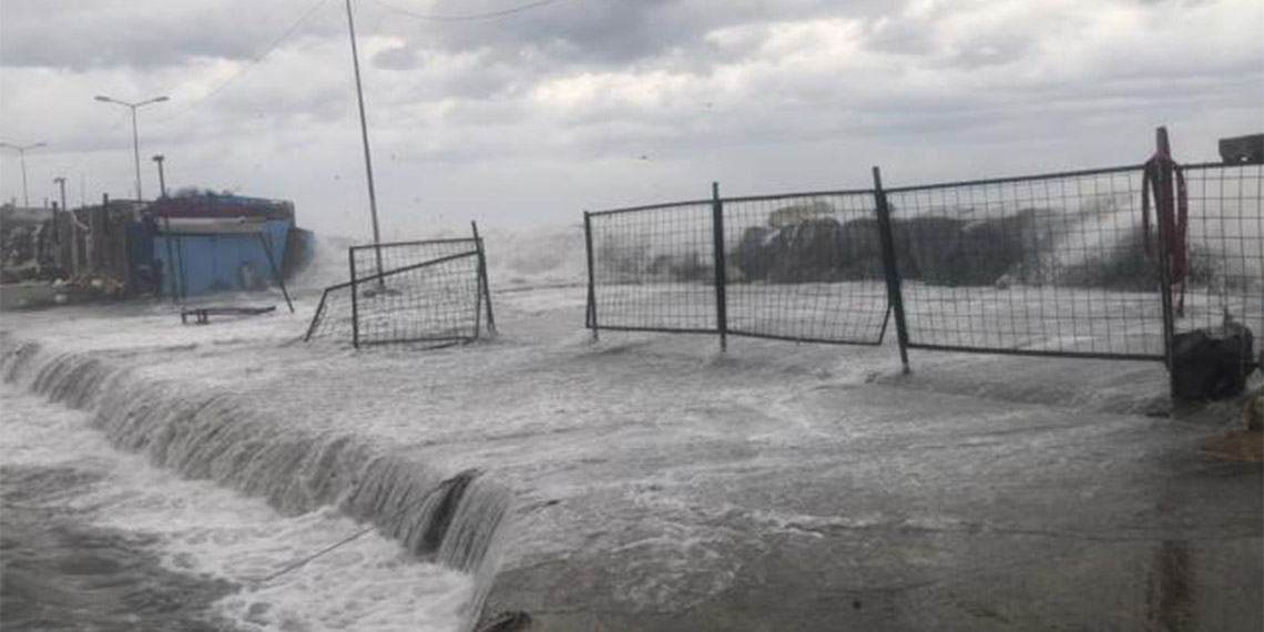 Dalgalar Ambarlı Balıkçı Limanı'nda mendireği aştı