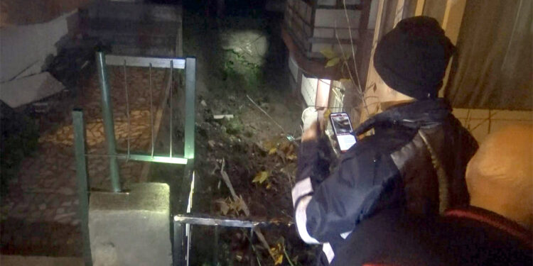 Avcılar'da istinat duvarı çöktü