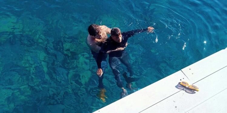 Ayağına kum torbası bağlayıp denize atlayan şahıs kurtarıldı