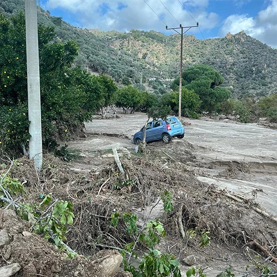 Aydın'ın Söke ilçesinde 3 kişinin hayatını kaybettiği sel felaketinde kaybolan çiftçi Ali Alptekin (49) için arama kurtarma çalışmaları 3'üncü günde sürüyor.