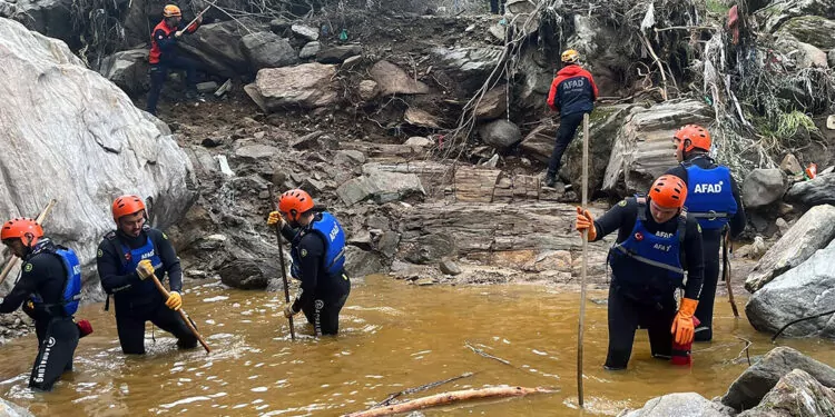 3 kişinin hayatını kaybettiği sel felaketinde kaybolan çiftçi bulunamadı