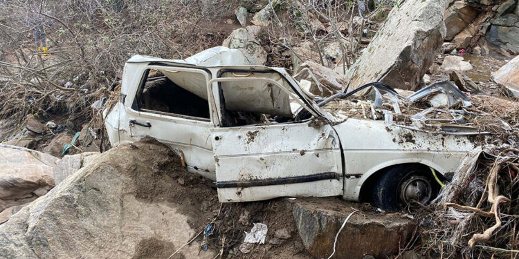 10 araç çaya yuvarlanmış