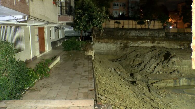 Bahçelievler'de inşaatın temel kazısında istinat duvarı çöktü