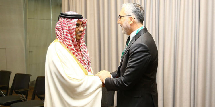 Vedat Işıkhan Azerbaycan'da resmi temaslarda bulundu