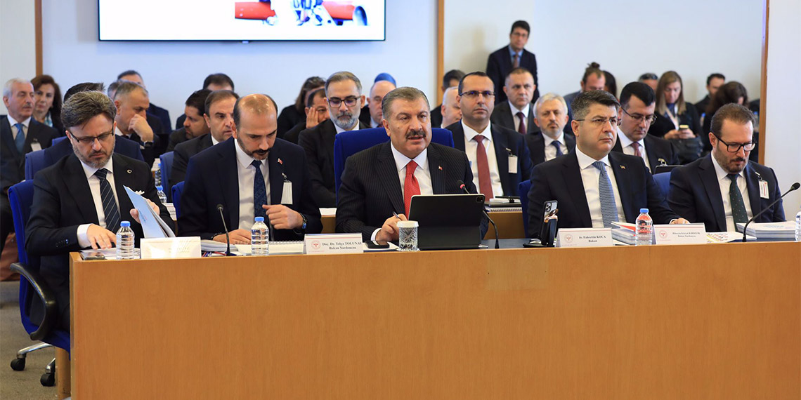 Sağlık Bakanı Fahrettin Koca, "Gazze'deki kanser hastası çocukları en yakın sürede Türkiye'ye getirmeye başlayacağız" dedi.