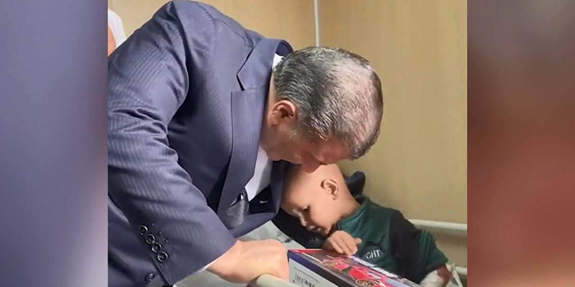 Sağlık Bakanı Fahrettin Koca, Mısır’ın başkenti Kahire'de Gazze'den gelen çocukları ziyaret etti.