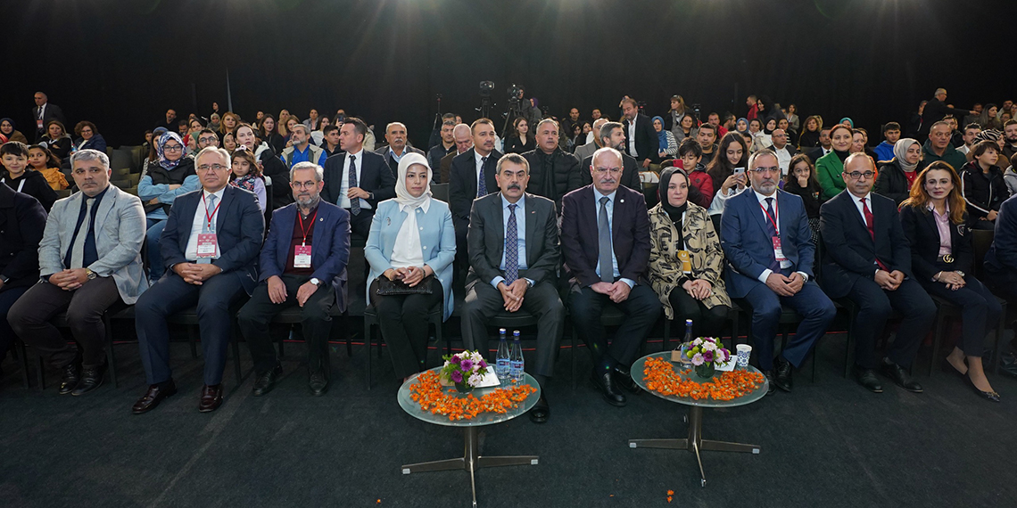 Milli Eğitim Bakanı Yusuf Tekin, öğretim programlarında bir değişiklik planladıklarını ve bu kapsamda müfredatı revize edeceklerini söyledi.