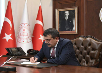 Yusuf Tekin tüm öğretmenlere mektup gönderdi