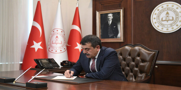 Yusuf Tekin tüm öğretmenlere mektup gönderdi