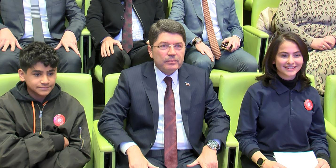 Adalet Bakanı Yılmaz Tunç, "50+1 meselesi tabii ki Meclisimizin takdirindedir. Yeni anayasa hedefi doğrultusunda bunların hepsi konuşulup, tartışılabilir. Meclis'te bunlar mutabakat çerçevesinde olabilecek hususlar" dedi.