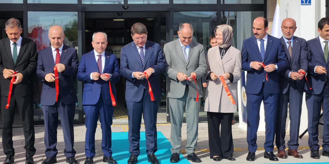 Adalet Bakanı Yılmaz Tunç, artan fiyat artışı nedeniyle kiracı- ev sahibi anlaşmazlıklarıyla ilgili “Kira uyuşmazlıklarında bugüne kadar çözümlenen ara bulucuya intikal eden uyuşmazlıkların 10 bin 46'sı anlaşmayla sonuçlandı. Bu ne demek; 20 bin ev sahibinin ve kiracının, adliye kapısına düşmemesi demek. 20 bin insan önemli'' dedi.