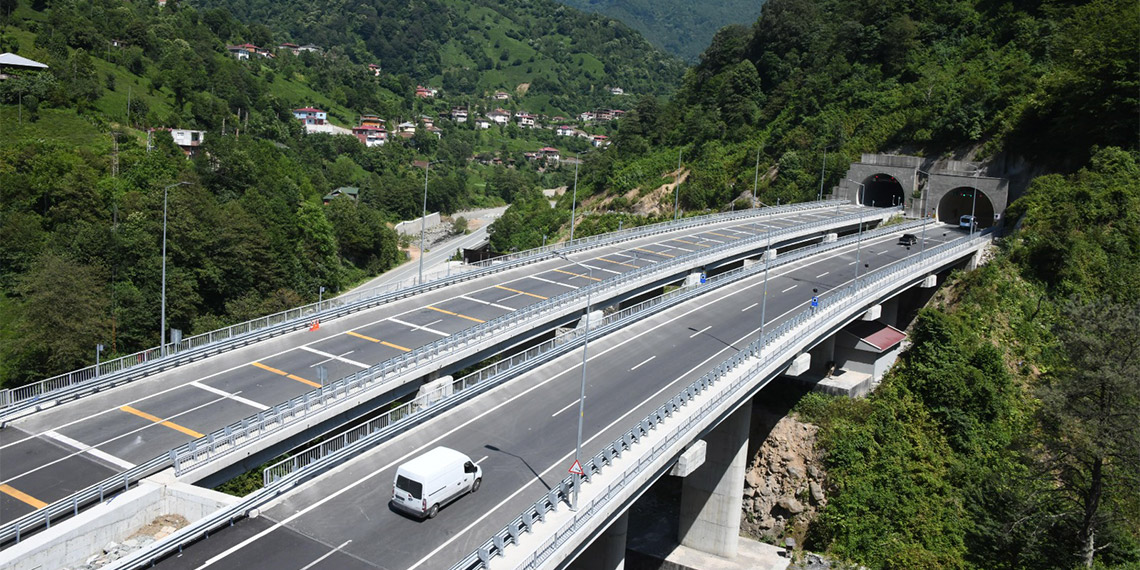 Ulaştırma ve Altyapı Bakanı Abdulkadir Uraloğlu, "Ülke ve millet aşkımız ile adeta Ferhat gibi dağları delerek, Türkiye'yi tüneller ülkesi haline getirdik" dedi.