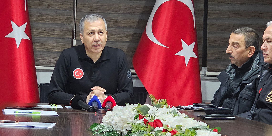İçişleri Bakanı Ali Yerlikaya, olumsuz hava koşullarının acı bilançosunu paylaştı: 2 ölü, 50 yaralı, 12 denizci kayıp.