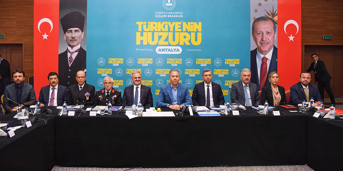 Antalya’da düzenlenen 'Türkiye’nin Huzuru' toplantısında konuşan İçişleri Bakanı Ali Yerlikaya, kırmızı çizgilerinden birinin uyuşturucu ile mücadele olduğuna dikkat çekerek, “Özellikle aydınlık geleceğimiz olan gençlerimizi, toplumumuzu zehirlemeye kalkanlara; kararlıyız, onlara hayatı zehir edeceğiz” dedi.