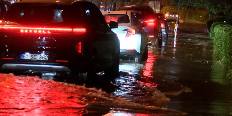 Bakırköy'de caddeyi su bastı