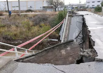 Balıkesir'de kuvvetli yağış sırasında köprü çöktü