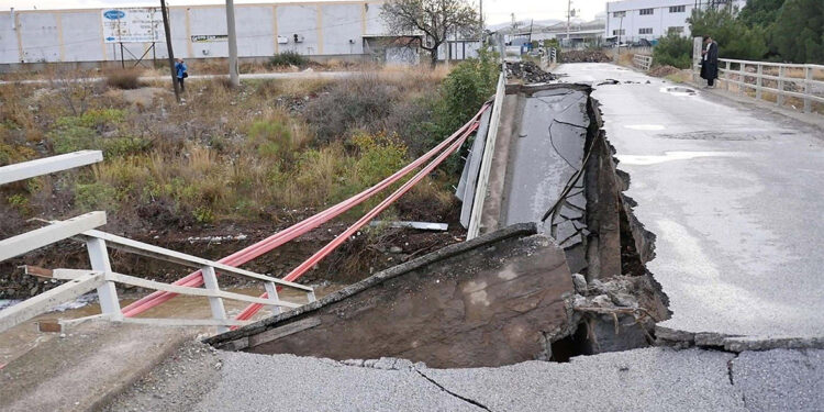 Balıkesir'de kuvvetli yağış sırasında köprü çöktü