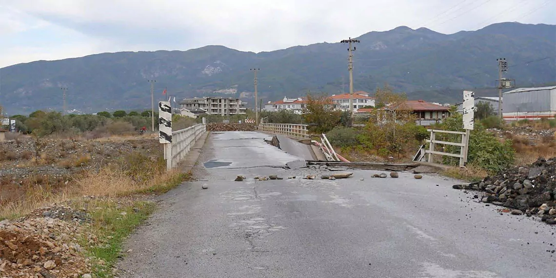 Balıkesir'de kuvvetli yağış sırasında köprü çöktü