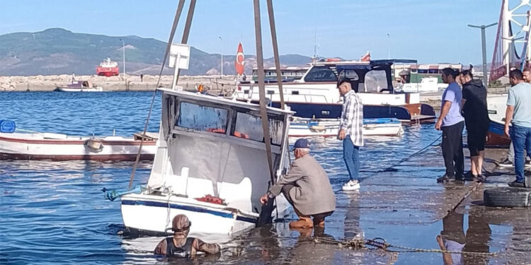 Bandırma'da lodos; 3 tekne battı
