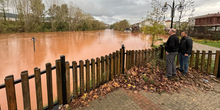 Bartın Irmağı'nın su seviyesi 5 metre yükseldi