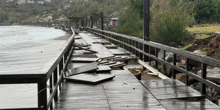Bartın’daki fırtınada yürüyüş yolu ve büfeler zarar gördü