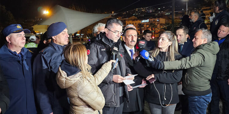 Batan gemide kaybolan mürettebat için bekleyiş sürüyor