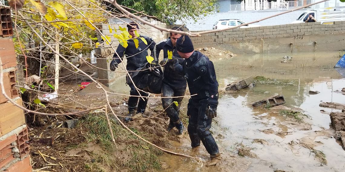 Batman'daki selde kaybolan 3 çocuğun cansız bedenine ulaşıldı. Çocukların cenazesi, kimlik tespiti ve otopsi için Batman Eğitim ve Araştırma Hastanesi morguna götürüldü.