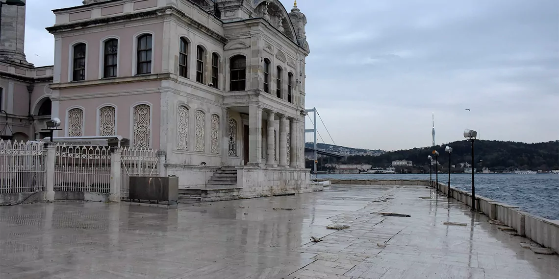 Beton bloklar ortaköy'deki büyük mecidiye camii'nin avlusuna savruldu