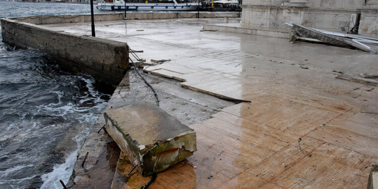 Beton bloklar Ortaköy'deki Büyük Mecidiye Camii'nin avlusuna savruldu