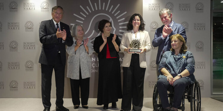 Gamze Pat 'Nasıl Dedektif Oldum' kitabıyla ödül aldı