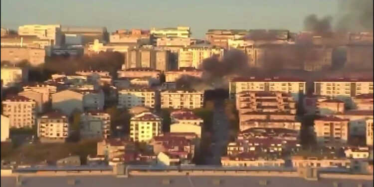 Beylikdüzü'nde 3 katlı iş yerinde yangın