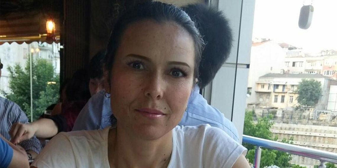 Beyoğlu'nda bipolar hastası adam eşini öldürüp intihar etti. Mehmet ve Şerife Buğdaycı çiftinin cenazeleri, ambulansla Adli Tıp Kurumu Morguna götürüldü.