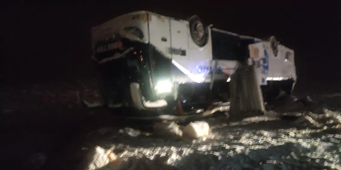 Bingöl'de 2 yolcu otobüsü devrildi, kar yağışı nedeniyle, 2 noktada kontrolden çıkarak devrilen 2 yolcu otobüsündeki 22 kişi yaralandı.