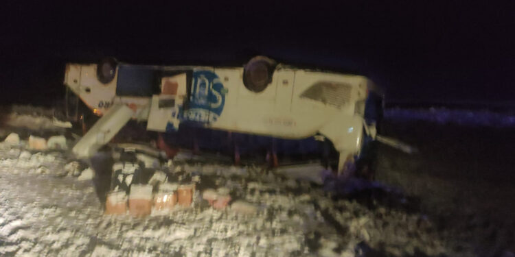 Bingöl'de 2 yolcu otobüsü devrildi: 22 yaralı